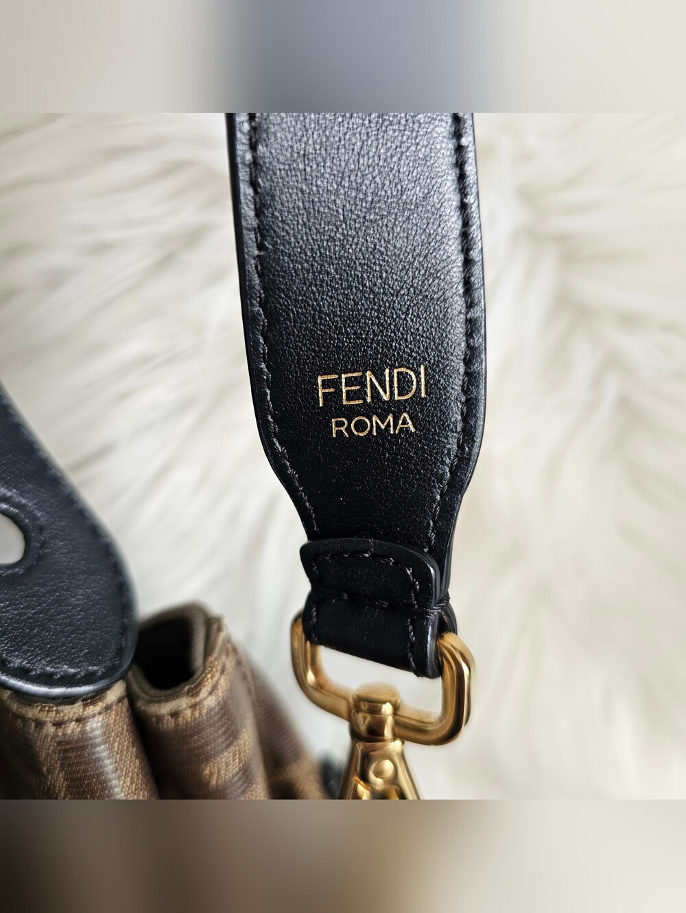 🖤 Fendi Bucket Bag 🖤 - Picture 12 of 15